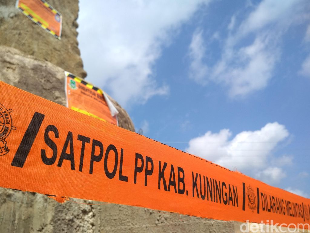 Satpol pp segel makam tokoh sunda wiwitan di kuningan