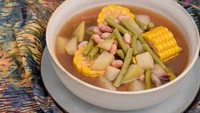 Racikan sayur asem Betawi sering ditambahkan potongan asam. meskipun bening kuahnya tapi rasanya pedas segar. Bumbu dan cara membuatnya bisa kamu lihat di resep ini. Foto: iStock