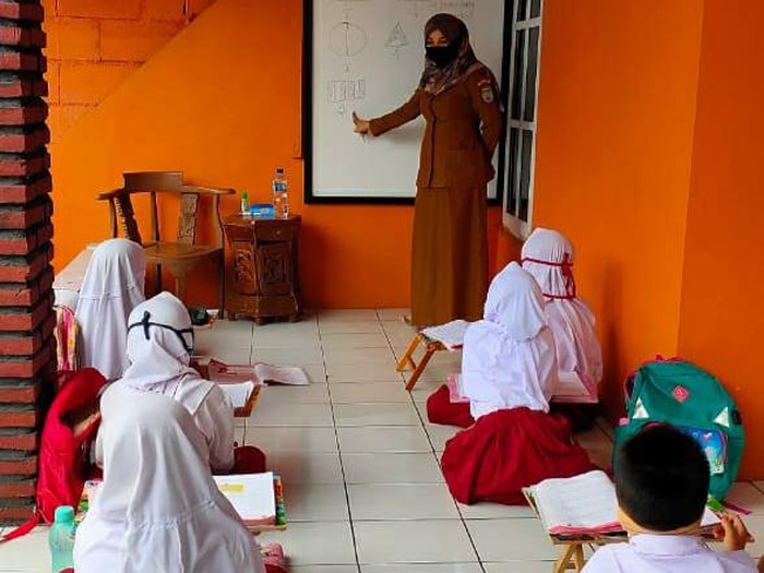 Sebagian pelajar di Ciamis terpaksa ke sekolah mengambil tugas karena kesulitan belajar daring