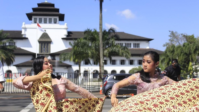 Sejumlah penari melakukan aksi pertunjukan jalanan di depan Gedung Sate
