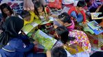 Semangat Anak-anak Korban Banjir Luwu Utara Belajar di Pengungsian
