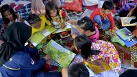 Kegiatan belajar bersama tersebut pun selain dilakukan untuk memulihkan  trauma pascabanjir bandang juga untuk memfasilitasi anak-anak mengisi waktu dengan kegiatan positif.