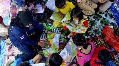Semangat Anak-anak Korban Banjir Luwu Utara Belajar di Pengungsian