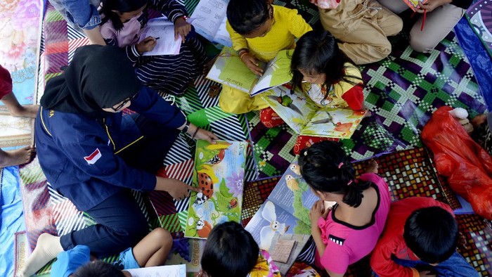 Semangat Anak-anak Korban Banjir Luwu Utara Belajar di Pengungsian Para korban banjir bandang Luwu Utara kini tinggal di pengungsian. Meski begitu, anak-anak korban banjir itu tetap semangat belajar meski di tengah keterbatasan