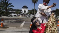 Aksi tarian tersebut bertujuan untuk meminta pemerintah khususnya Pemprov Jawa Barat mengizinkan pelaku seni dapat kembali berkreasi dalam panggung kesenian maupun hajatan pada masa Adaptasi Kebiasaan Baru.