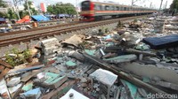 Sudah 5 hari pasca penertiban sejumlah warga masih memilih untuk tinggal di kawasan tersebut.