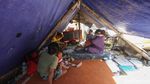 Senyum Anak-anak di Bongkaran Rumah Kampung Bandan