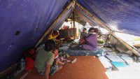 Mereka membangun tenda sementara untuk tinggal disana.