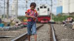 Senyum Anak-anak di Bongkaran Rumah Kampung Bandan