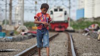 Hal tersebut lantaran mereka memiliki anak-anak yang berbahaya jika tinggal di bantaran rel.