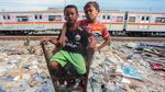 Senyum Anak-anak di Bongkaran Rumah Kampung Bandan