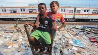 Dengan memanfaatkan barang-barang yang tersisa mereka asyik bermain. Sebelum penertiban mereka juga telah mendapat surat pemberitahuan sebelumnya untuk meninggalkan lahan tersebut.