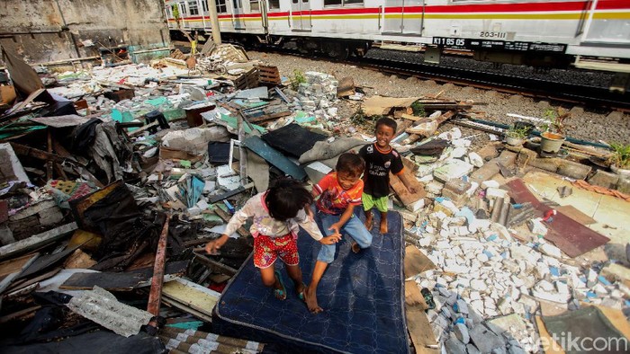 Senyum Anak-anak di Bongkaran Rumah Kampung Bandan Sejumlah anak bermain di bongkaran rumah bantaran rel kawasan Emplasemen Stasiun Kampung Bandan, Jakarta Utara, Senin (20/7/2020).