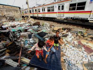 Senyum Anak-anak di Bongkaran Rumah Kampung Bandan
