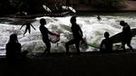 Serunya Surfer Jerman Taklukkan Ombak Buatan di Sungai Eisbach