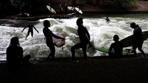 Serunya Surfer Jerman Taklukkan Ombak Buatan di Sungai Eisbach