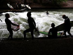 Serunya Surfer Jerman Taklukkan Ombak Buatan di Sungai Eisbach
