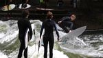 Serunya Surfer Jerman Taklukkan Ombak Buatan di Sungai Eisbach