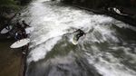 Serunya Surfer Jerman Taklukkan Ombak Buatan di Sungai Eisbach