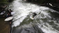 Untuk beraksi, mereka harus bergantian terjun ke dalam sungai.