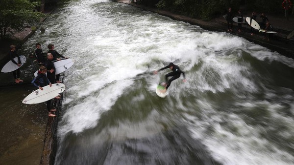 Untuk beraksi, mereka harus bergantian terjun ke dalam sungai.