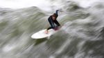 Serunya Surfer Jerman Taklukkan Ombak Buatan di Sungai Eisbach