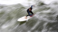 Begini keseruan peselancar saat menaklukkan ombak buatan di Sungai Eisbach.