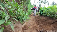 Batu yang ditemukan tersebut berbentuk balok dan berjejer. Ukuran batu satu dengan yang lainnya sama dengan ukuran lebar 15 centimeter. Sedangkan bebatuan tersebut berjejer hingga sekitar 15 meter. (Uje Hartono/detikcom)