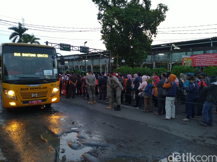 Stasiun Bogor, muncul antrean calon penumpang bus gratis ke Jakarta. (Sachril AG/detikcom)
