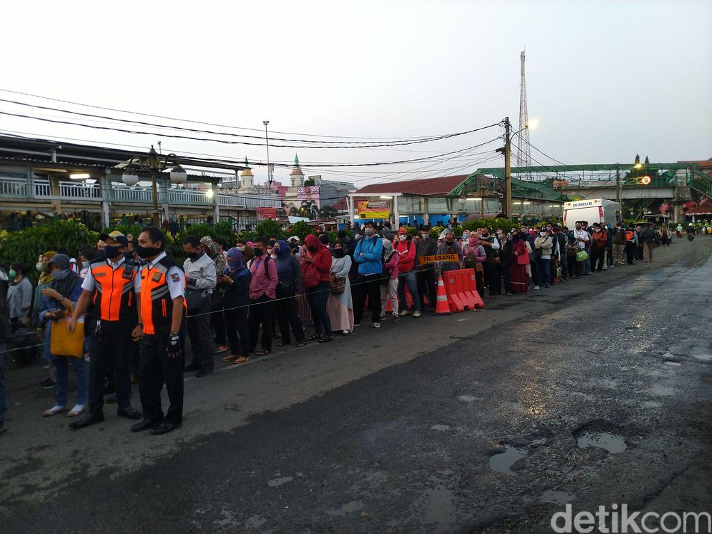 Stasiun Bogor, muncul antrean calon penumpang bus gratis ke Jakarta. (Sachril AG/detikcom)