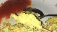 Jangan ngakak kalau lihat telur gulung yang satu ini. Tampaknya sulit sekali membuat telur menempel pada tusuk sate. Foto : twitter @gitarspanyoul Foto: instagram/twitter