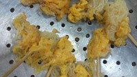 Sensasi makan telur gulung memang sederhana tapi bikin kangen masa kecil. Kalau pas lagi kangen, bisa bikin sendiri di rumah. Tapi harap maklum kalau hasilnya amburadul. Foto: instagram/twitter