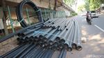 Terlalu! Kabel Proyek Tutup Setengah Badan Jalan di Kampung Melayu