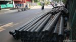 Terlalu! Kabel Proyek Tutup Setengah Badan Jalan di Kampung Melayu