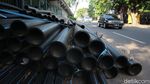 Terlalu! Kabel Proyek Tutup Setengah Badan Jalan di Kampung Melayu