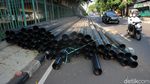 Terlalu! Kabel Proyek Tutup Setengah Badan Jalan di Kampung Melayu
