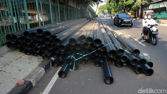 Terlalu! Kabel Proyek Tutup Setengah Badan Jalan di Kampung Melayu Kabel proyek di kawasan Kampung Melayu dibiarkan memakan setengah badan jalan. Hal ini tentu saja sangat mengganggu pengguna jalan.