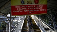 Banyak pengendara motor nekat melintas JPO, meskipun ada himbauan untuk tidak melewati JPO ini.