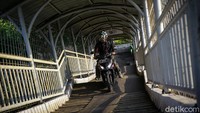 Hal ini sangat berbahaya bagi pengendara motor itu sendiri.
