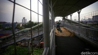 Para pejalan kaki pun menjadi tidak nyaman dengan adanya para pemotor yang melintas.