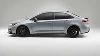 Dilihat dari samping, Toyota Corolla Apex juga punya sideksirt yang lebih sporty. Foto: Toyota