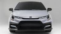 Tampilan dipermanis dengan penggunaan aksen emas pada cover DRL yang membentuk sudut kotak. Foto: Toyota