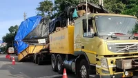 Adapun model truk tersebut adalah Volvo FM12. Bobot berat dan dimensi besar membuat truk ini harus dikendalikan dengan tingkat kehati-hatian tinggi. Selain itu, kabel listrik maupun ranting-ranting pohon yang menghalangi harus disingkirkan atau dipotong agar truk dapat melewati jalan. Foto: Hindustan Times
