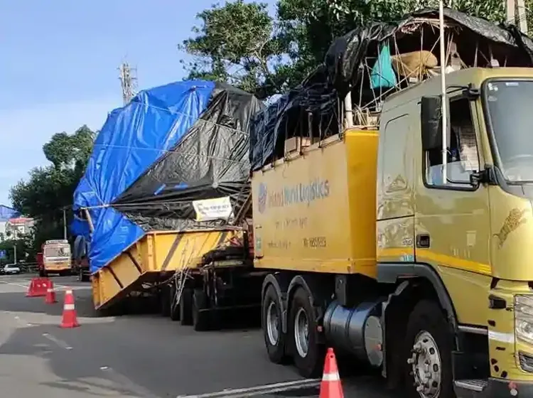 Potret Truk 74 Roda yang Habiskan Waktu 1 Tahun untuk Kirim Barang