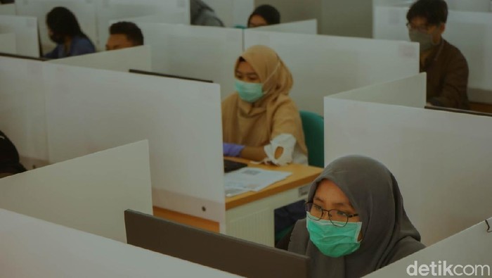 Ujian Tulis Berbasis Komputer (UTBK) tahap II di Universitas Airlangga (Unair) Surabaya dimulai. Total ada 12.040 peserta yang akan mengikuti tes selama 10 hari ke depan.