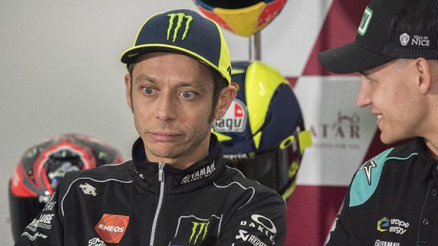 DOHA, QATAR - MARCH 07:  Valentino Rossi of Italy and Yamaha Factory Racing looks on and jokes with Fabio Quartararo of France and Petronas Yamaha SRT (R) during press conference pre-event during MotoGP of Qatar - Previews at Losail Circuit on March 07, 2019 in Doha, Qatar. (Photo by Mirco Lazzari gp/Getty Images)