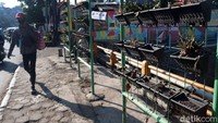 Seorang warga melintas di depan taman vertikal di pedestarian Jalan Cicaheum, Kota Bandung.