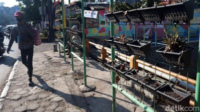 Vertikal Garden di Jalan Cicaheum Bandung Tak Terawat