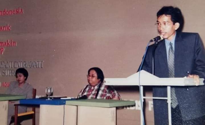 Viral! Foto Jokowi Jadi Panitia Seminar, Sri Mulyani Narasumbernya