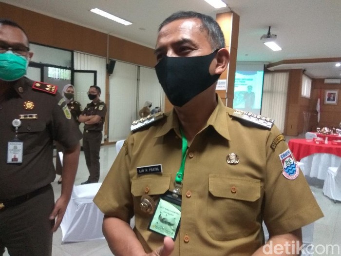 Wali Kota Bandung Ajay pakai kalung antivirus